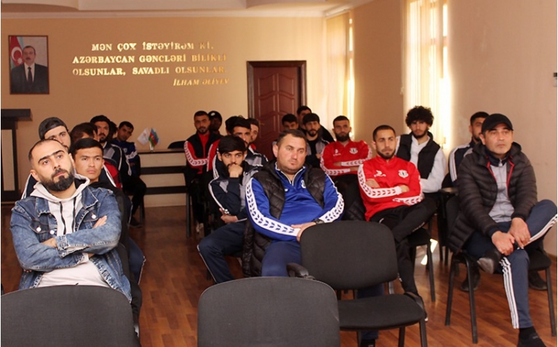 azerbaycan-i-liqa-klubunun-futbolchularina-danishilmish-oyunlarla-bagli-seminar-kechirilib