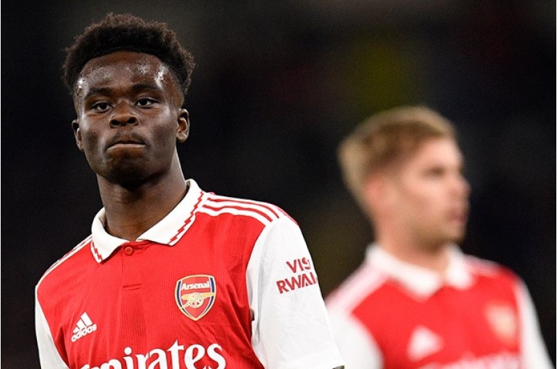 arsenal-saka-ile-bagli-qerar-verib