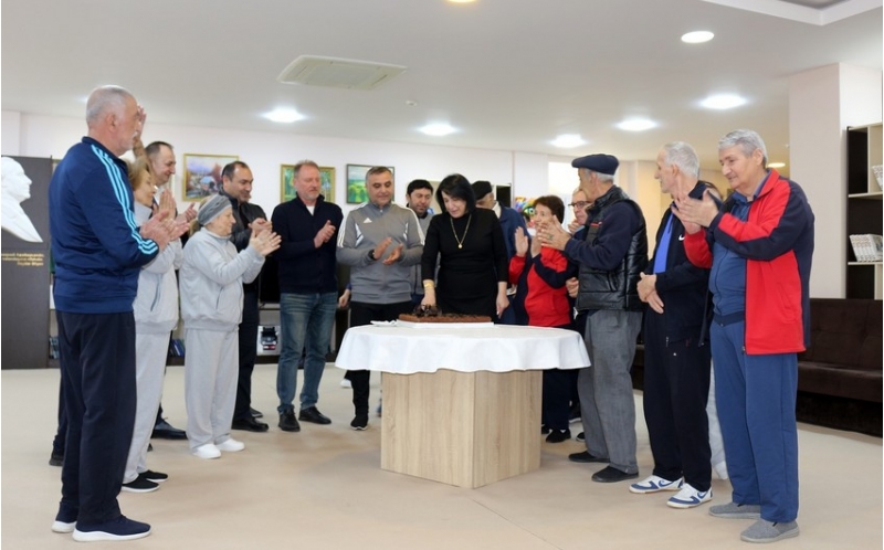 neftchinin-emekdashlari-ve-veteran-futbolchular-qocalar-evinde-olublar