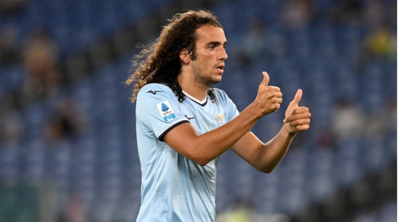 aston-villa-latsionun-futbolchusunu-isteyir