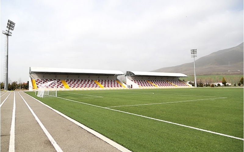 agsu-sheher-stadionunun-ot-ortuyu-fifa-sertifikatina-layiq-gorulub