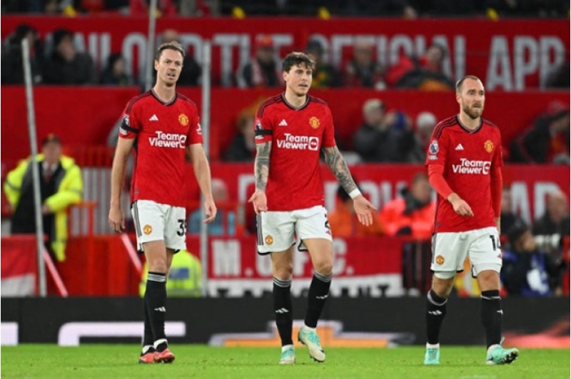 manchester-yunayted-3-futbolchu-ile-yollarini-ayirib