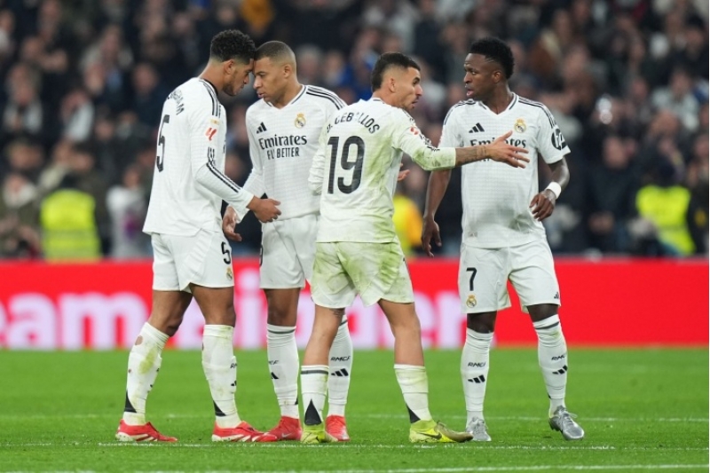 real-ingiltere-nehenginden-iki-futbolchu-isteyir
