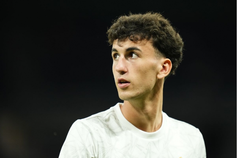 real-madridin-futbolchusu-komoya-transfer-olub