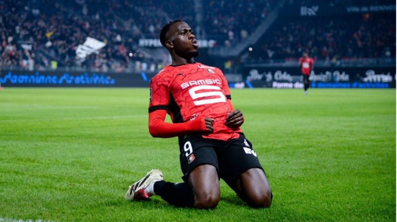 nyukasl-ve-brentford-transfer-yarishina-girib