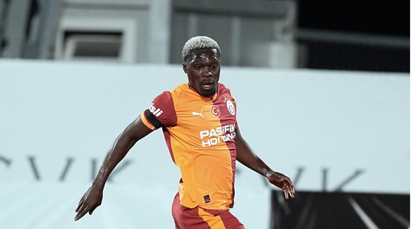 qalatasaray-futbolchusu-ile-vidalashir