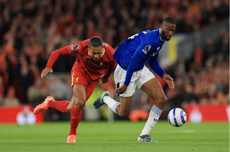 liverpul-bu-gun-evertonla-uz-uze-gelecek