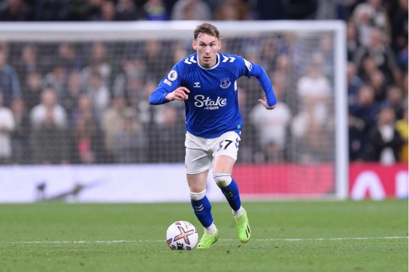 manchester-yunaytedin-gozu-evertonun-futbolchusuna-dushub