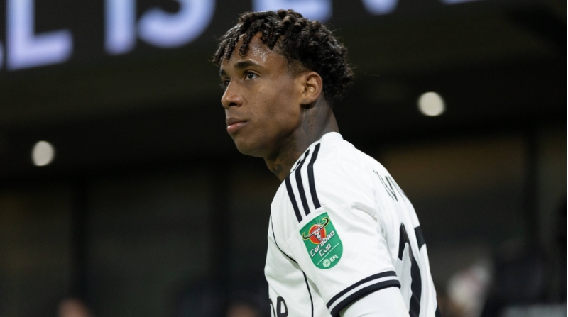 liverpul-fulhemin-futbolchusu-izleyir