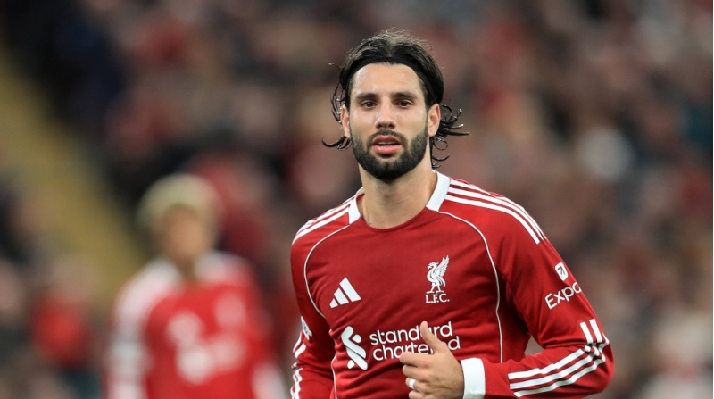 real-madridin-gozu-liverpulun-futbolchusuna-dushub