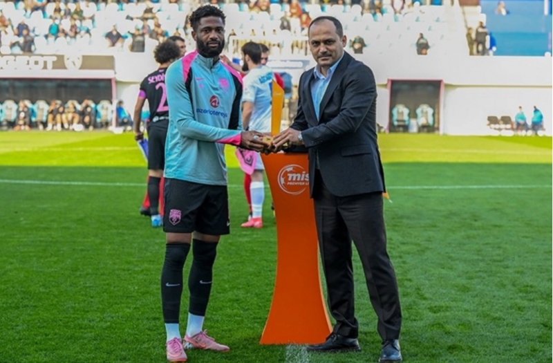 sabahin-futbolchusu-kahim-parris-mukafatlandirilib