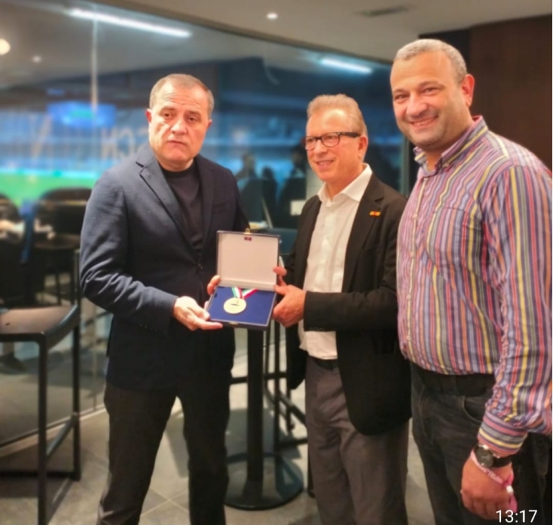 ceyhun-bayramova-napolibaki-assosiasiyasinin-medali-teqdim-olunub