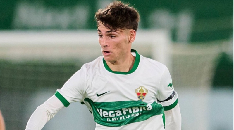 arsenal-elchenin-futbolchusunu-izlemeye-bashlayib