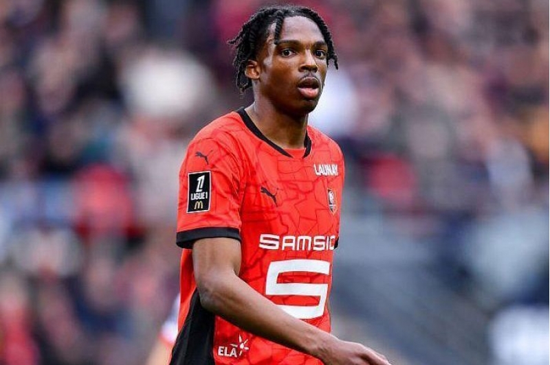 liverpul-fransali-stopperi-isteyir