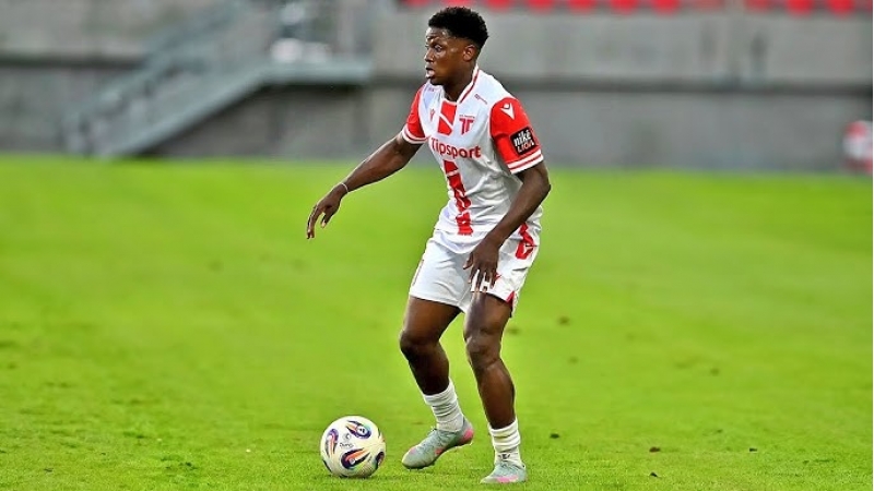 19-yashli-futbolchu-milana-keche-biler