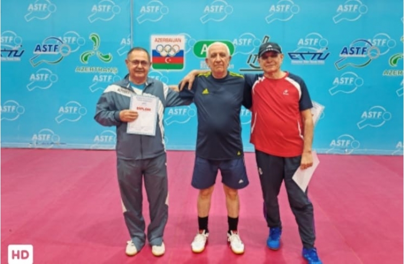 veteran-stolustu-tennischiler-arasinda-turnir-kechirilib