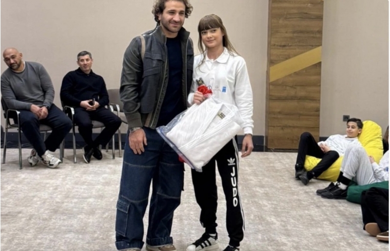 veten-muharibesi-qehremani-mehrab-nifteliyevin-qizina-cudoqi-hediyye-olunub