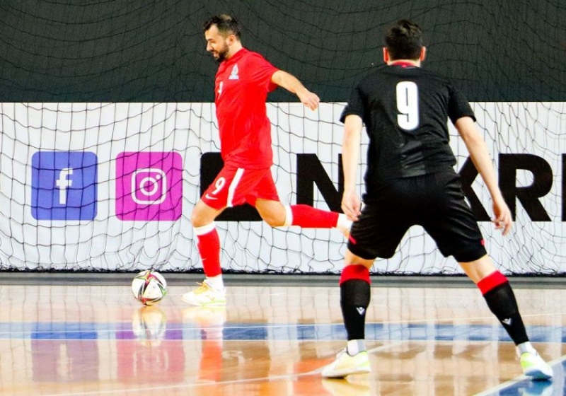 neftchinin-futbolchusu-dushergeden-ayrildi