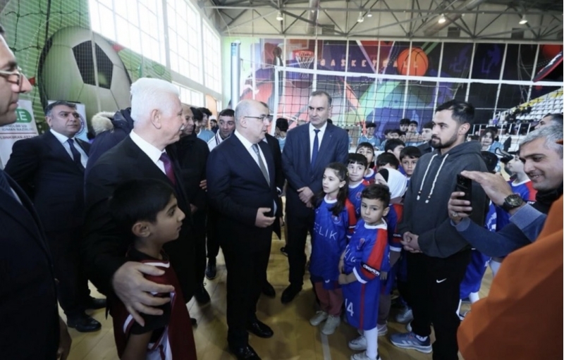 shahin-bagirov-celilabadda-yeniyetme-voleybolchular-ve-meshqchilerle-gorushub