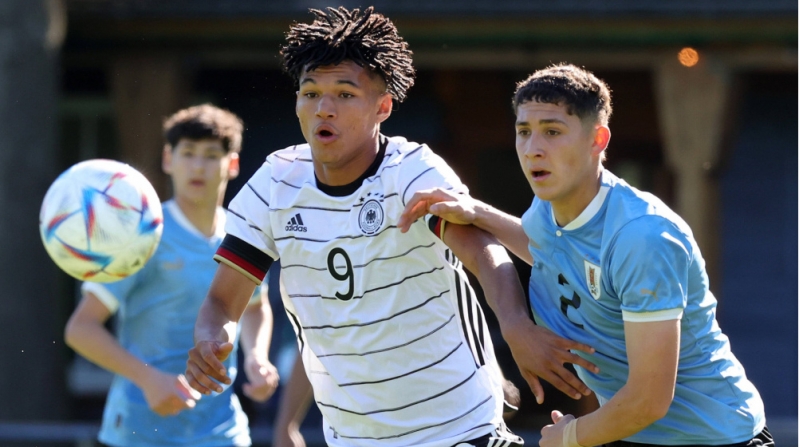 barselonanin-gozu-o-futbolchunun-uzerindedir-2