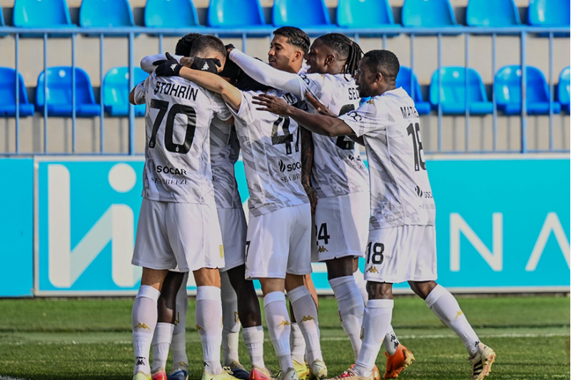 neftchi-movsumde-ilke-imza-atib