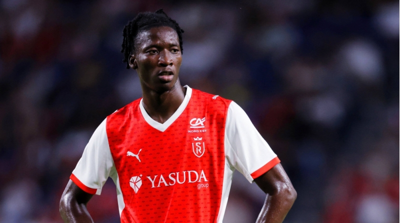 nyukaslin-gozu-o-futbolchunun-uzerindedir-2