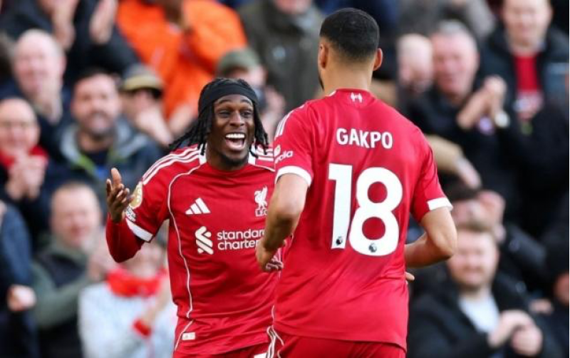 liverpuldan-5-qollu-qelebe