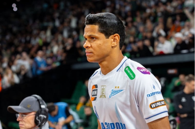 millinin-futbolchulari-yolda-qaldilar