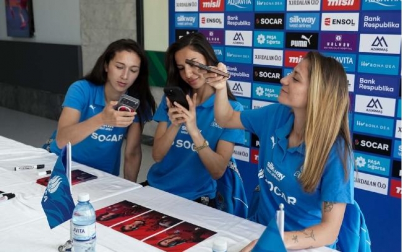 millinin-futbolchulari-azarkeshlerle-gorushduler