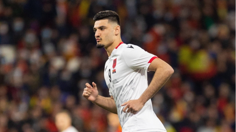 barselona-24-yashli-forvardi-heyetine-qatmaq-isteyir