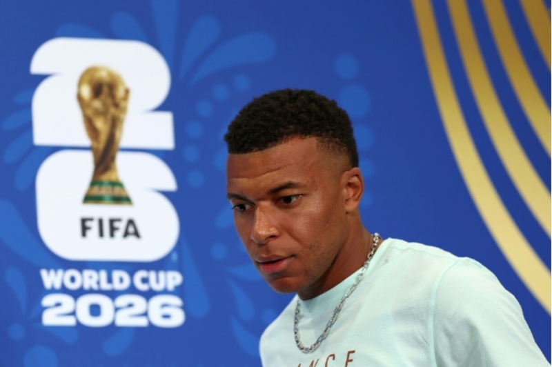 mbappe-meydanda-dostluq-ve-ya-kechmish-munasibetler-arxa-plana-kechecek