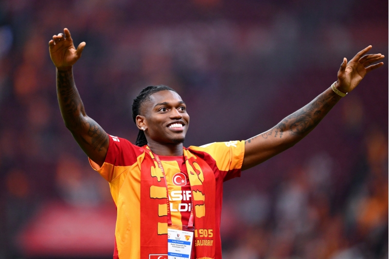 rafael-leao-burada-droqba-haci-sneyder-ve-diger-boyuk-efsaneler-chixish-edib
