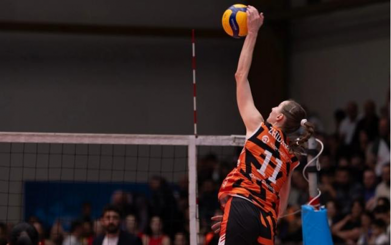 dh-volley-klubu-avrokuboklardaki-ilk-oyununda-qalib-geldi