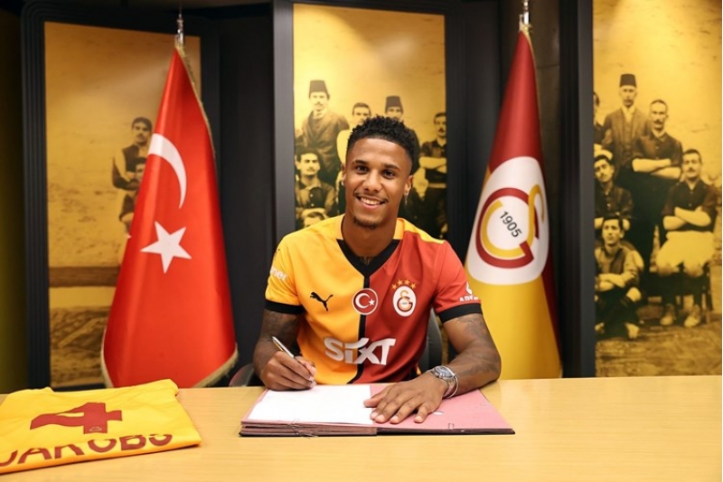qalatasarayin-futbolchusu-karyerasini-basha-vurdu