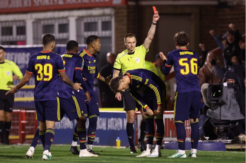 arsenal-qerarla-razi-deyil