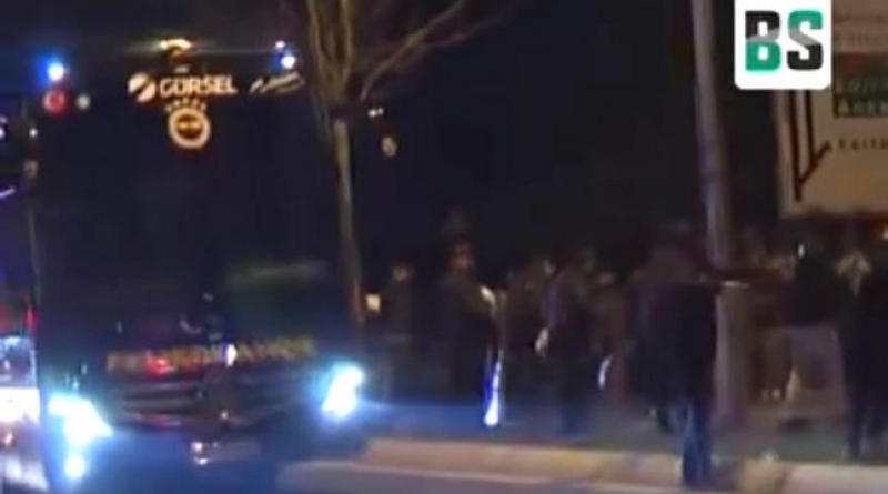 Azarkeşlər “Fənərbağça”nın avtobusunu daşa basdılar